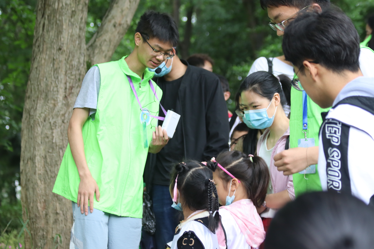 2.绿色协会志愿者带领走进自然，开展生态环境保护宣传教育